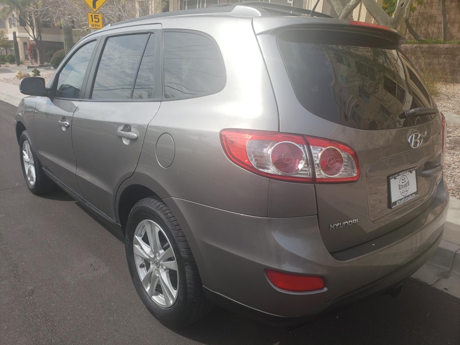 2011 /gray Hyundai Santa Fe SE (5XYZH4AG2BG) with an 3.5L V6 DOHC 24V engine, 6-Speed Automatic transmission, located at 323 E Dunlap Ave., Phoenix, AZ, 85020, (602) 331-9000, 33.567677, -112.069000 - 2011 Hyundai Santa Fe SE,......A Must See!! No accidents, Ice cold AC. The car is gorgeous inside and out. Power windows, Power door locks, Stereo/cd/mp3 Player, Phone sync, Bluetooth, Satellite compatible, Beautiful gray interior with gray leather seats in near perfect condition, Incredible gas mil - Photo #5